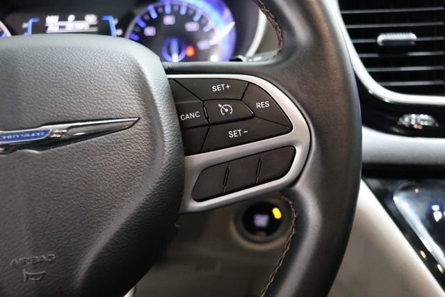 Used 2017 Chrysler Pacifica Touring-L FWD image 20