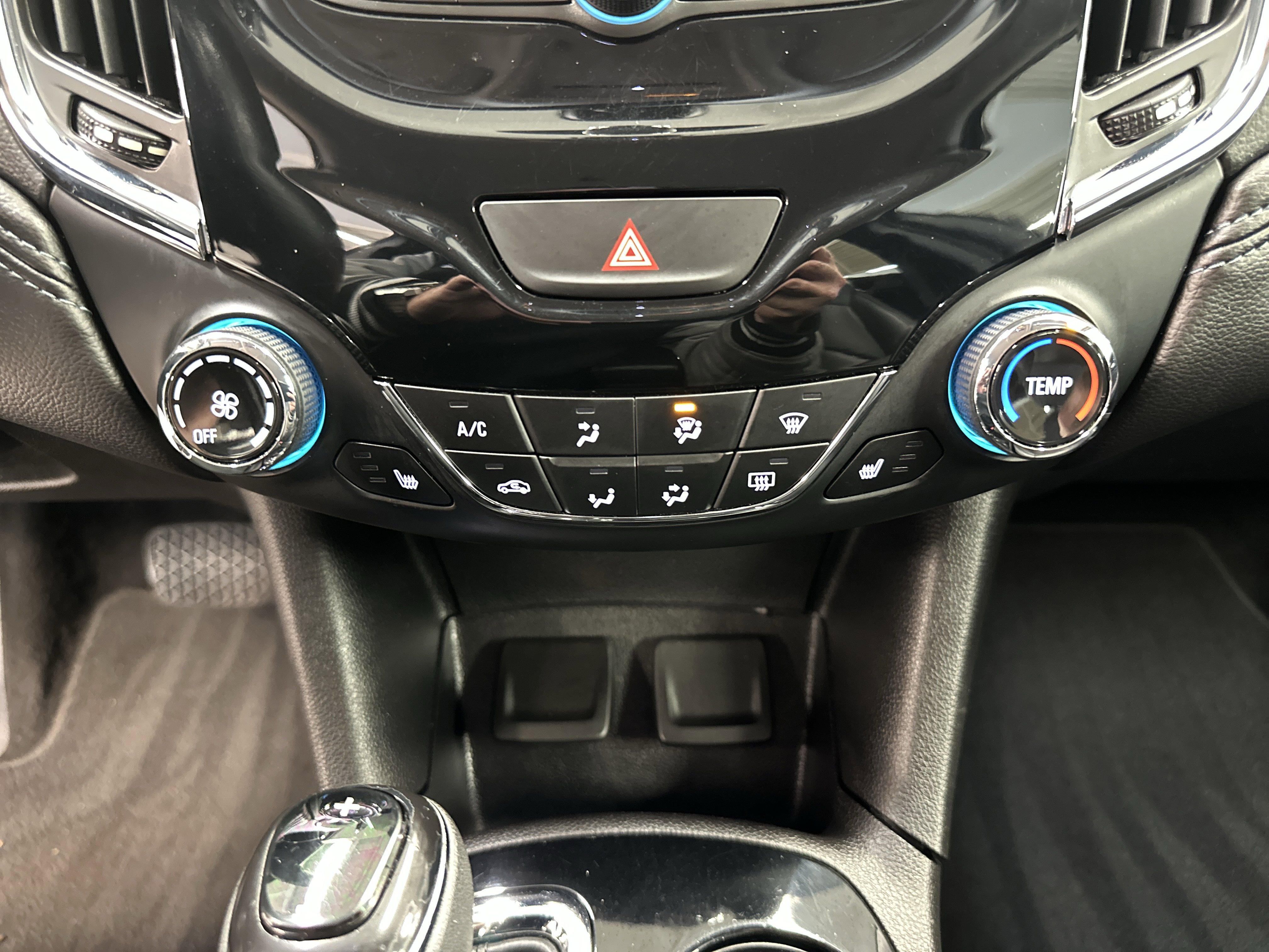 Used 2018 Chevrolet Cruze Premier image 29