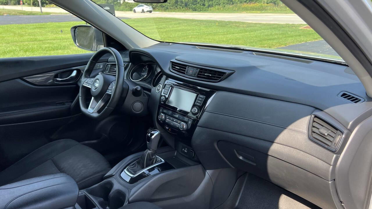 Used 2018 Nissan Rogue SV w/ Premium Package image 25