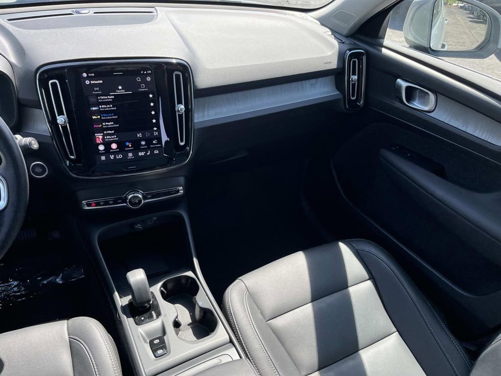 Certified 2025 Volvo XC40 B5 Core w/ Protection Package Premier image 15