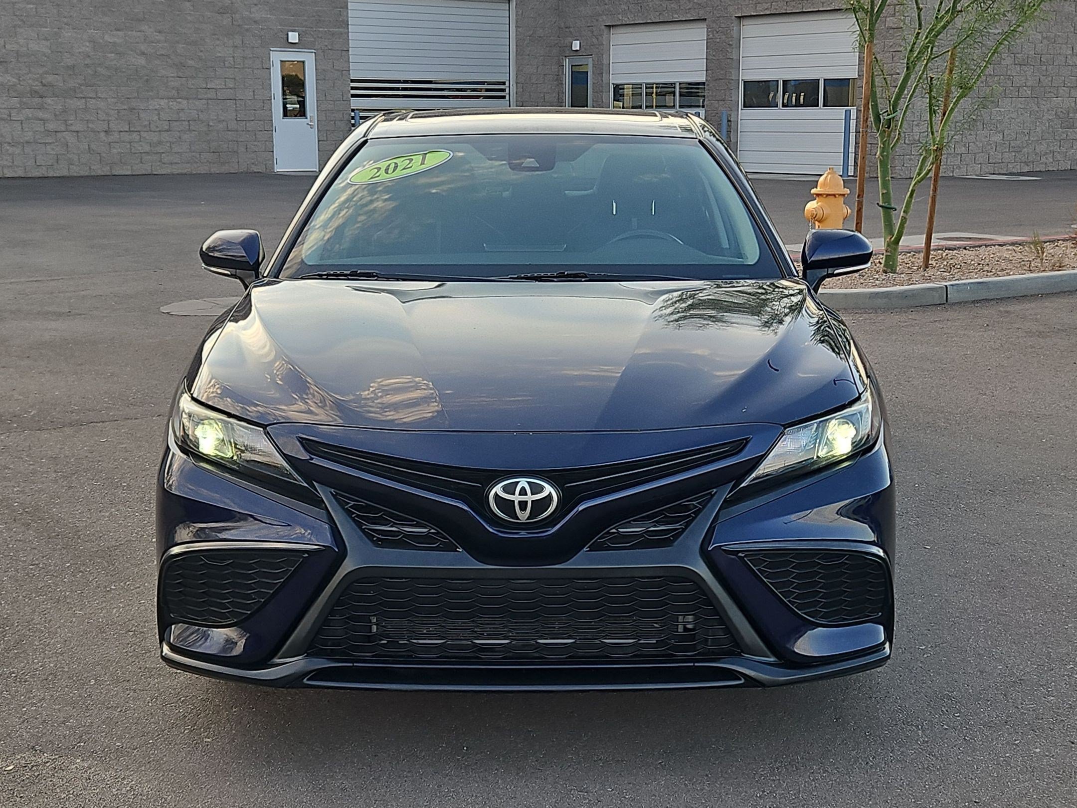 Used 2021 Toyota Camry SE w/ Convenience Package FWD image 8