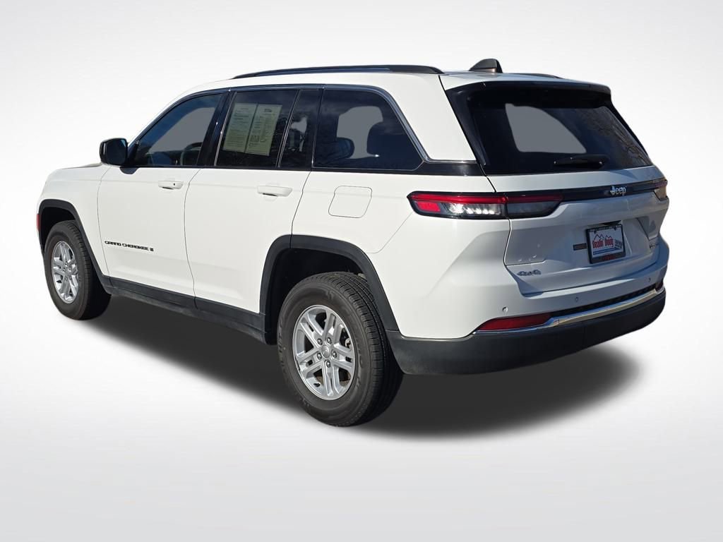 Used 2023 Jeep Grand Cherokee Laredo image 3