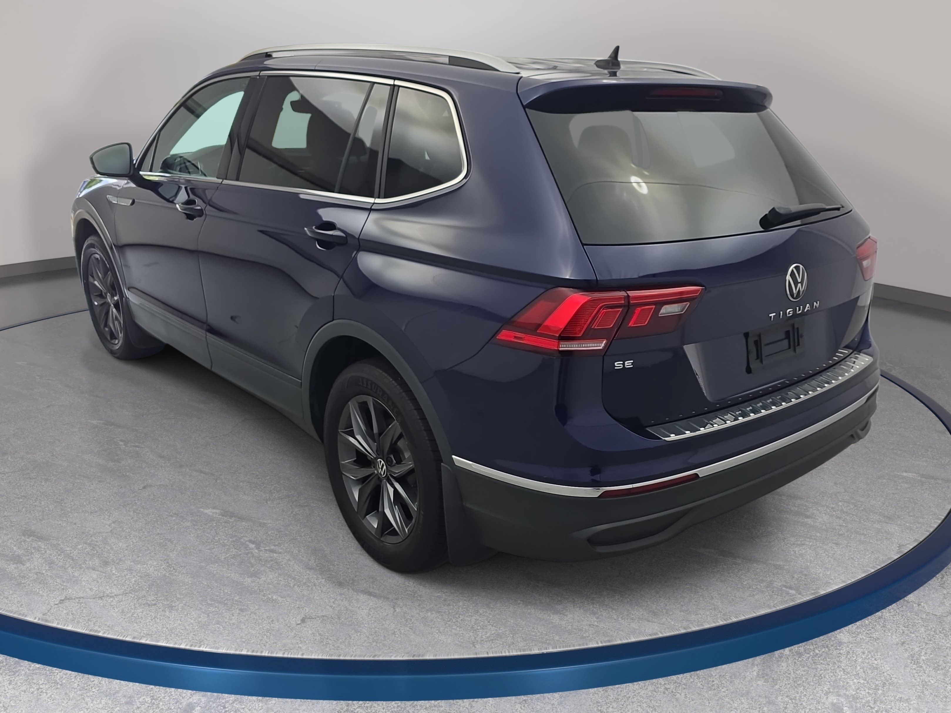 Used 2023 Volkswagen Tiguan SE w/ Panoramic Sunroof Package FWD image 7