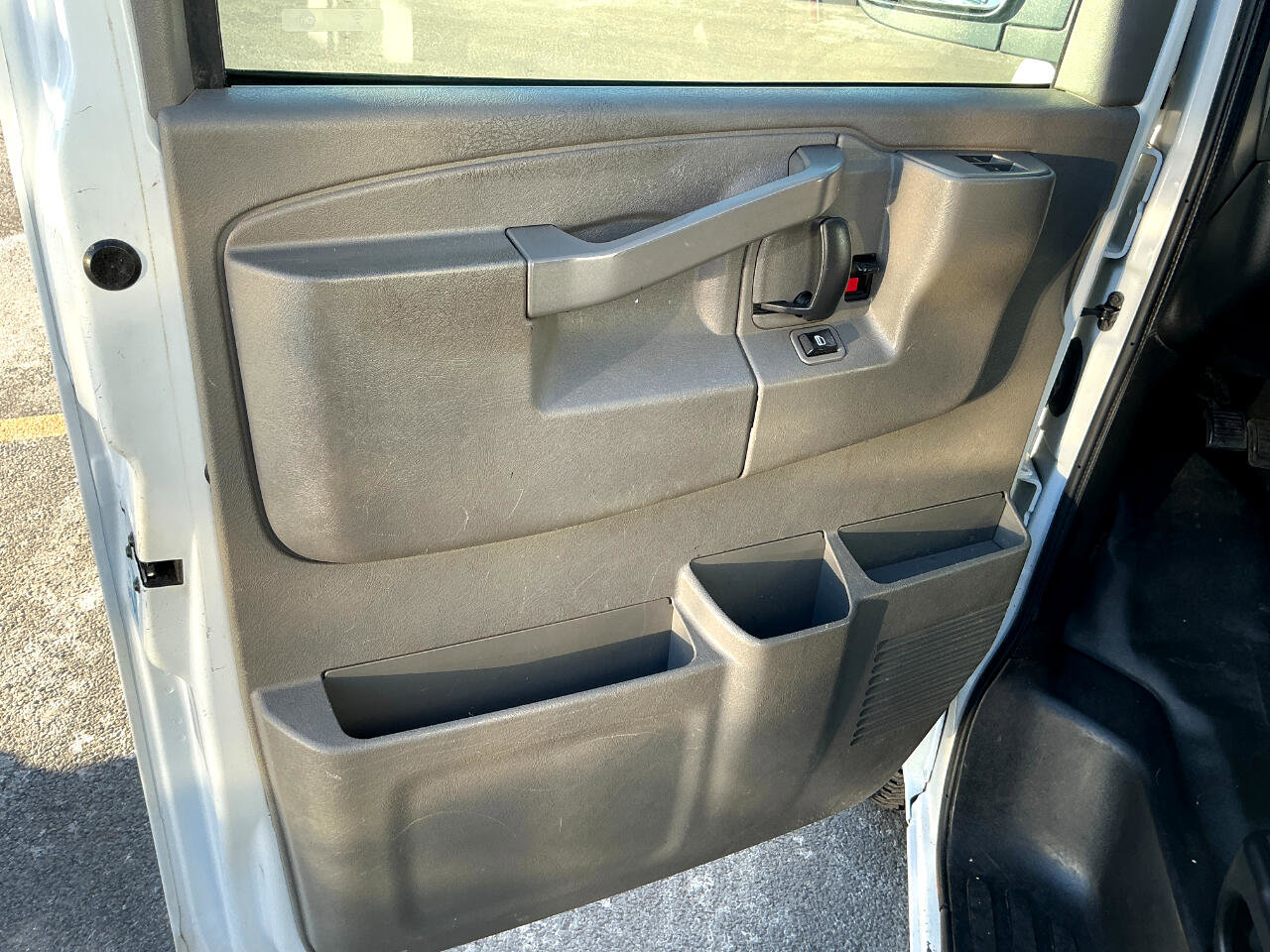 Used 2020 Chevrolet Express 3500 w/ Driver Convenience Package image 7