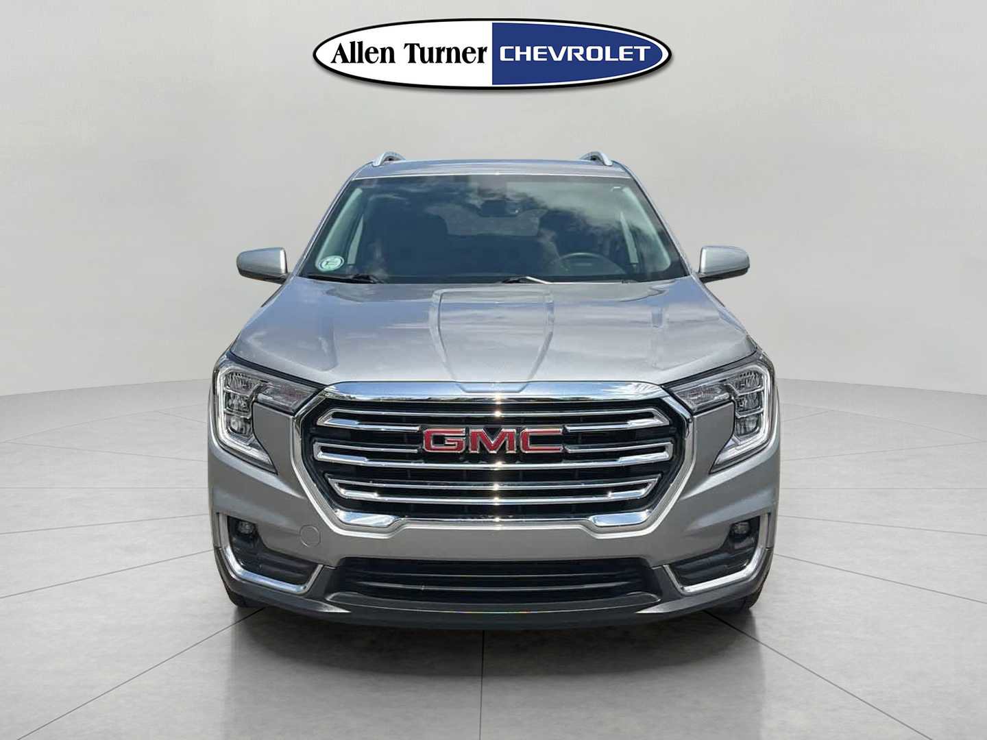 Used 2024 GMC Terrain SLT AWD/4WD image 2