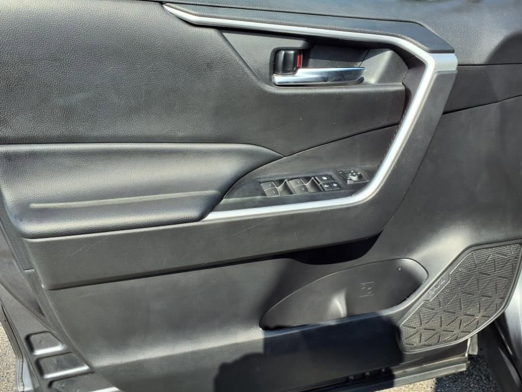 Used 2022 Toyota RAV4 XLE image 9