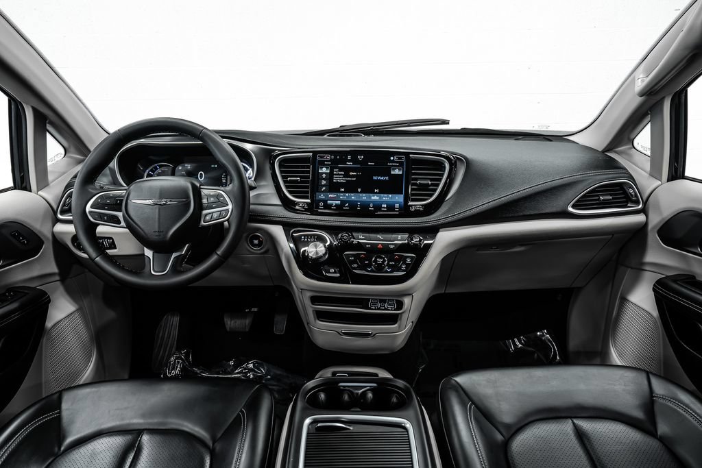 Used 2024 Chrysler Pacifica Limited FWD image 19