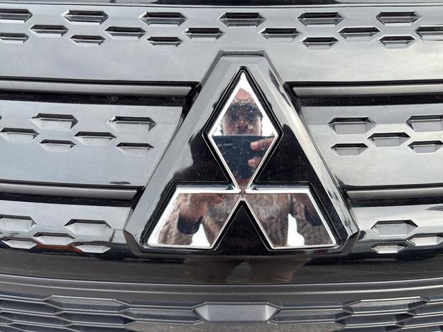 Used 2024 Mitsubishi Outlander SE Black Edition FWD image 11