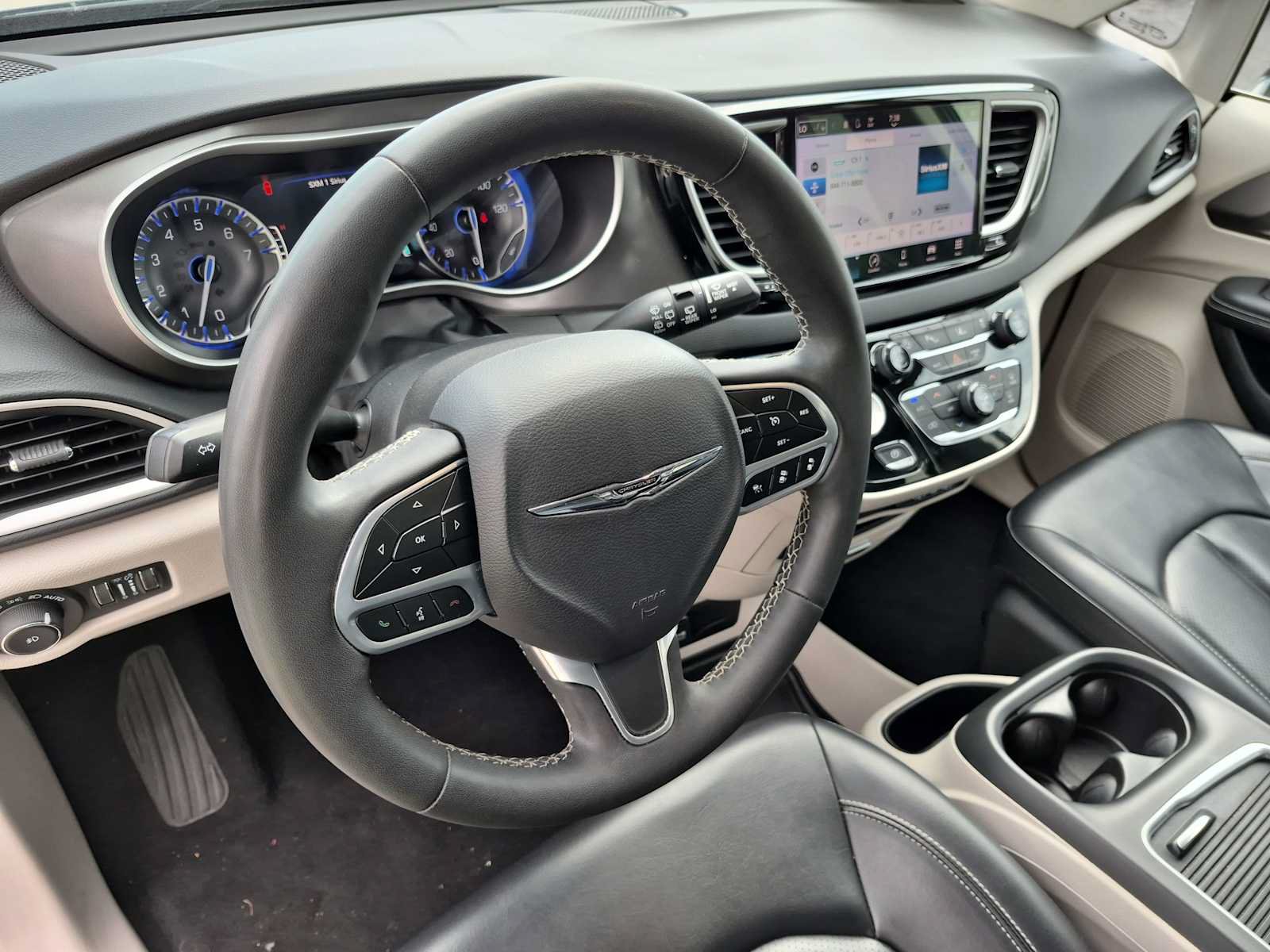 Used 2024 Chrysler Pacifica Touring-L FWD image 2