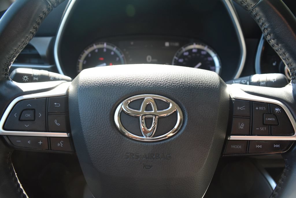 Used 2022 Toyota Highlander XLE AWD/4WD image 12