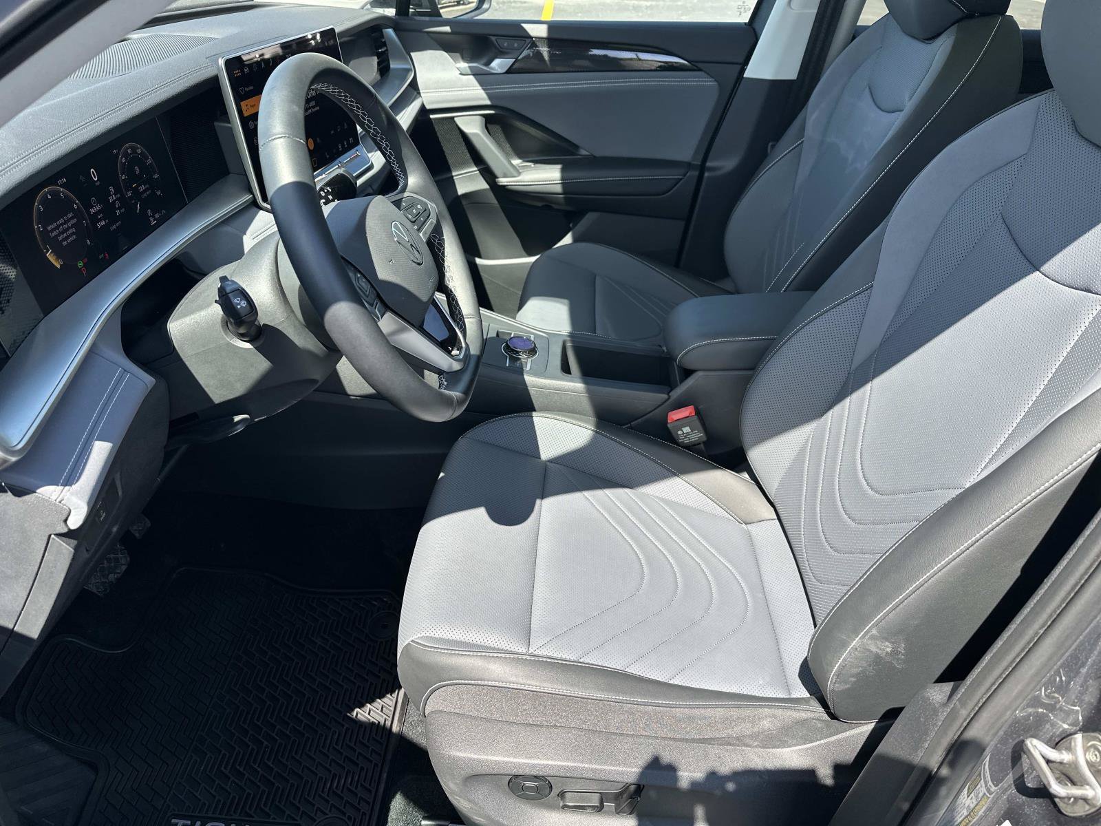 Used 2025 Volkswagen Tiguan SE w/ Panoramic Sunroof Package AWD/4WD image 19