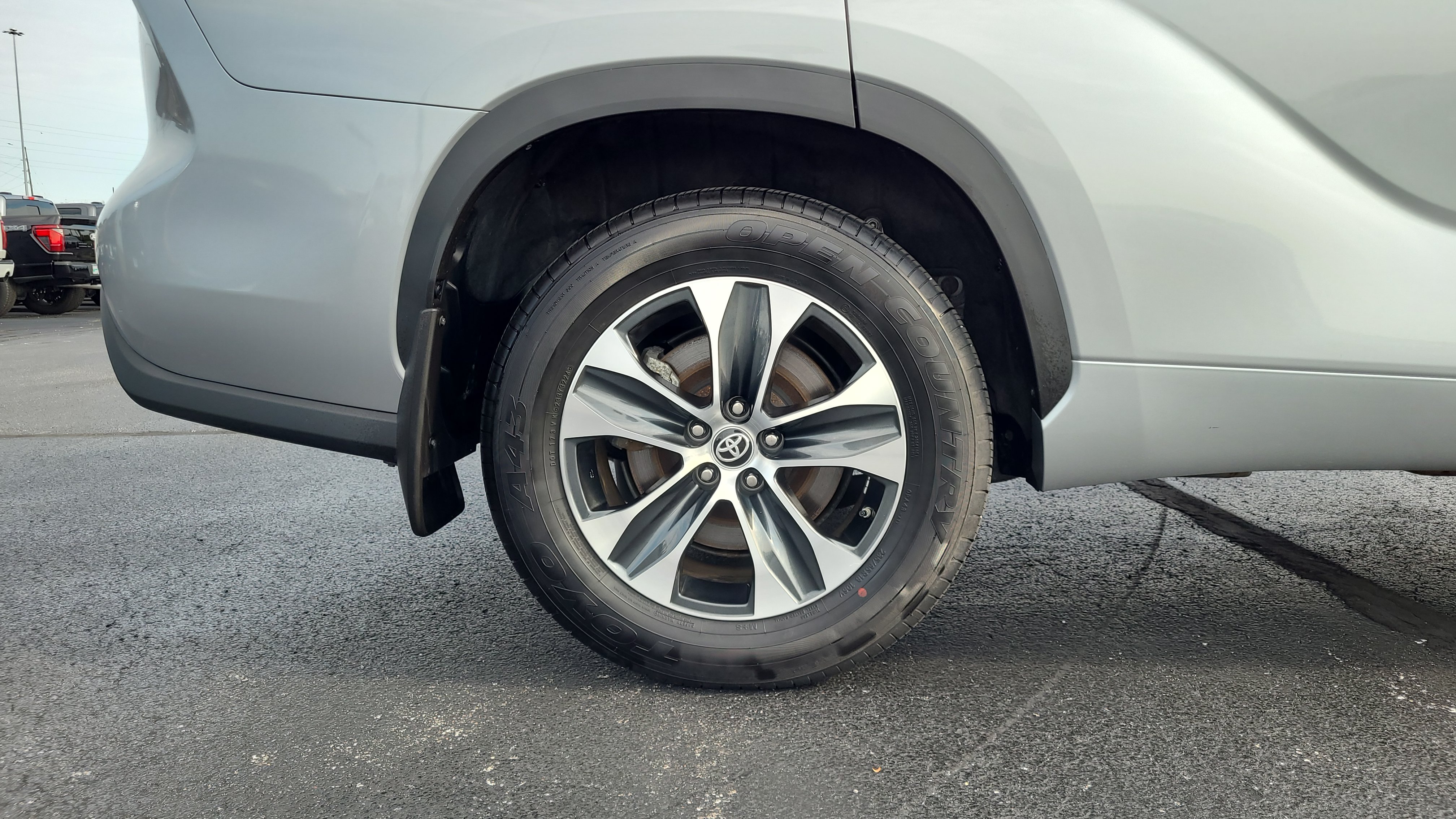 Used 2024 Toyota Highlander XLE AWD/4WD image 11