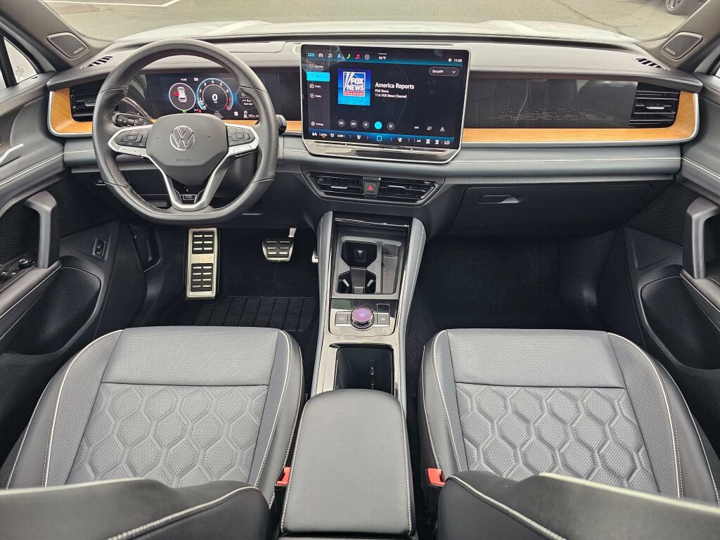 Certified 2025 Volkswagen Tiguan SEL R-Line AWD/4WD image 10