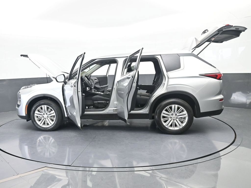 Used 2024 Mitsubishi Outlander ES image 37