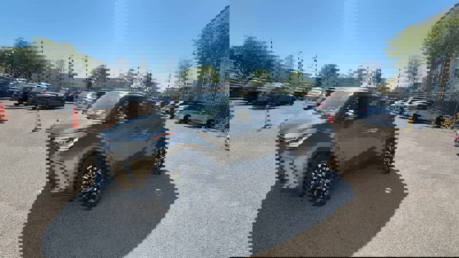 Used 2021 Toyota C-HR XLE image 4