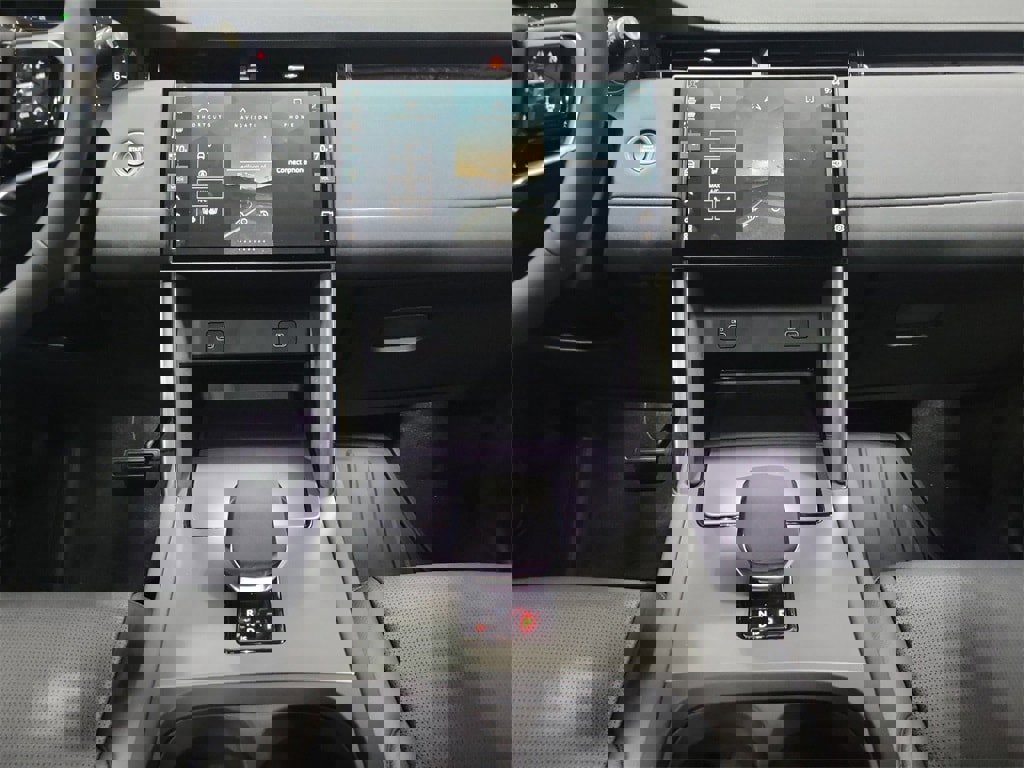 New 2024 Land Rover Discovery Sport S image 27