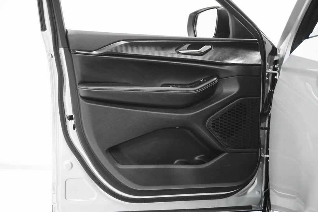 Certified 2025 Jeep Grand Cherokee Laredo w/ Luxury Tech Group I image 14