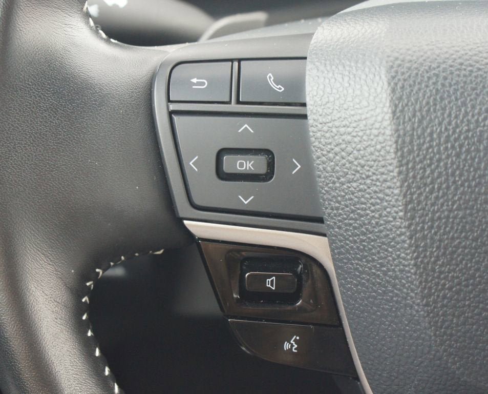 Used 2025 Toyota Camry SE FWD image 9