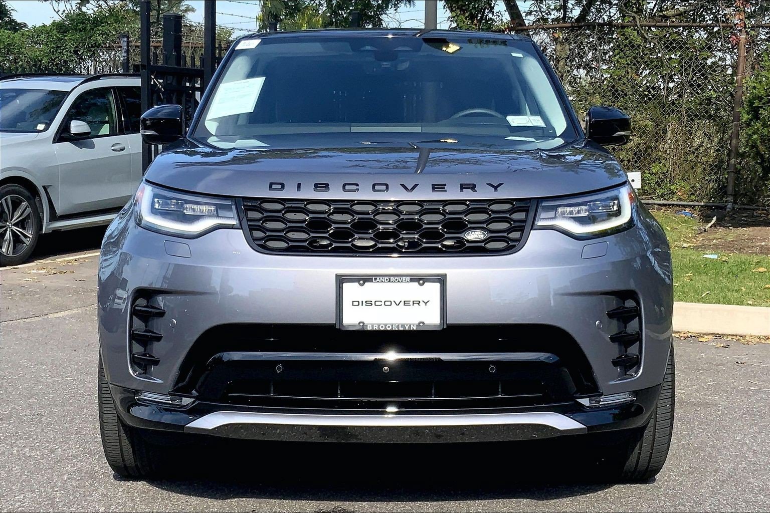 Used 2025 Land Rover Discovery Dynamic SE AWD/4WD image 2