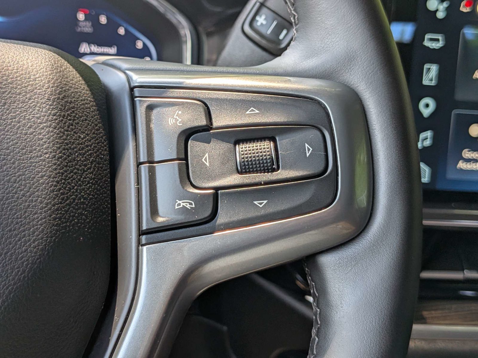 Used 2025 Chevrolet Silverado 1500 LT AWD/4WD image 25