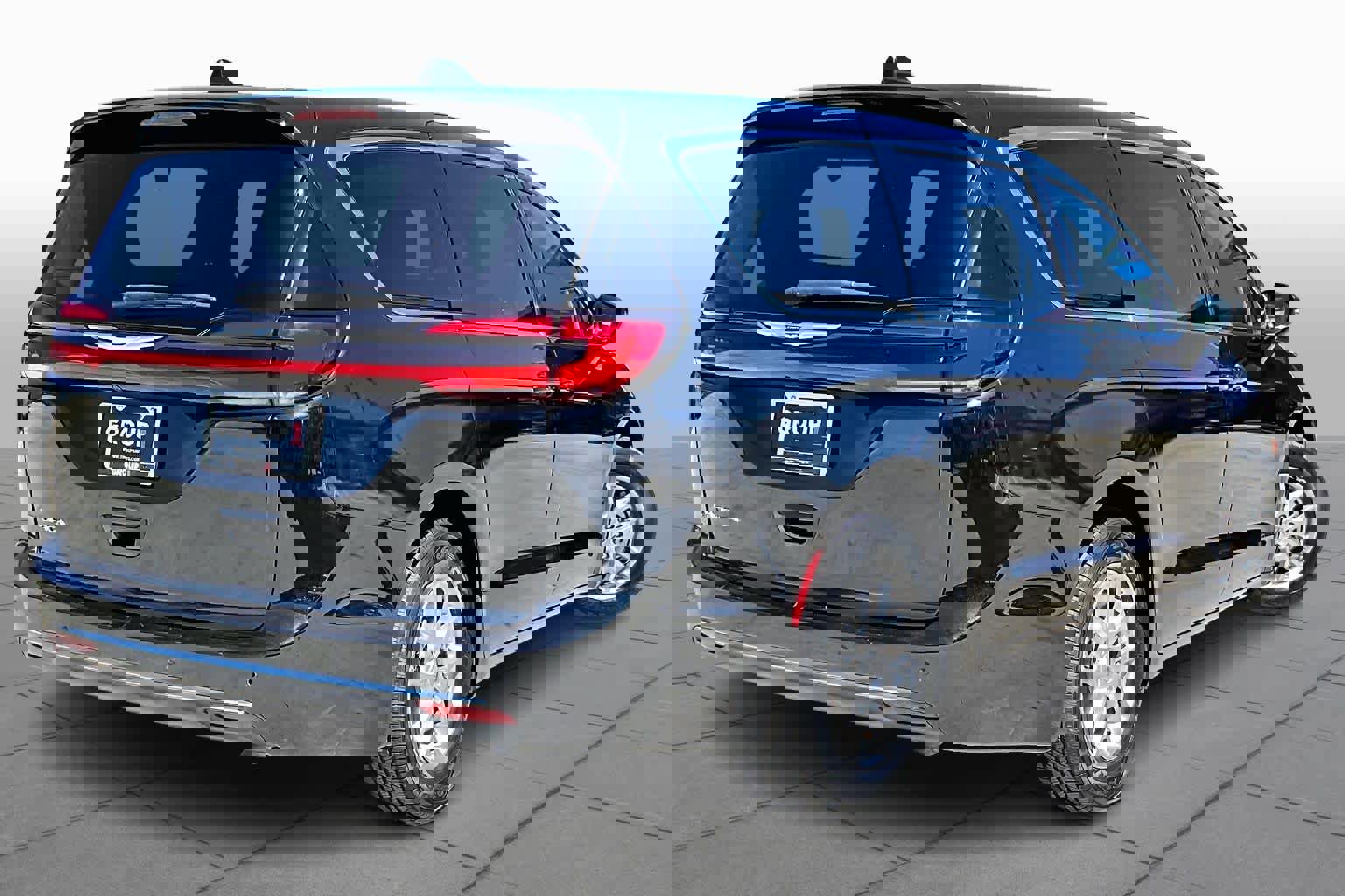 Used 2023 Chrysler Pacifica Touring-L image 13