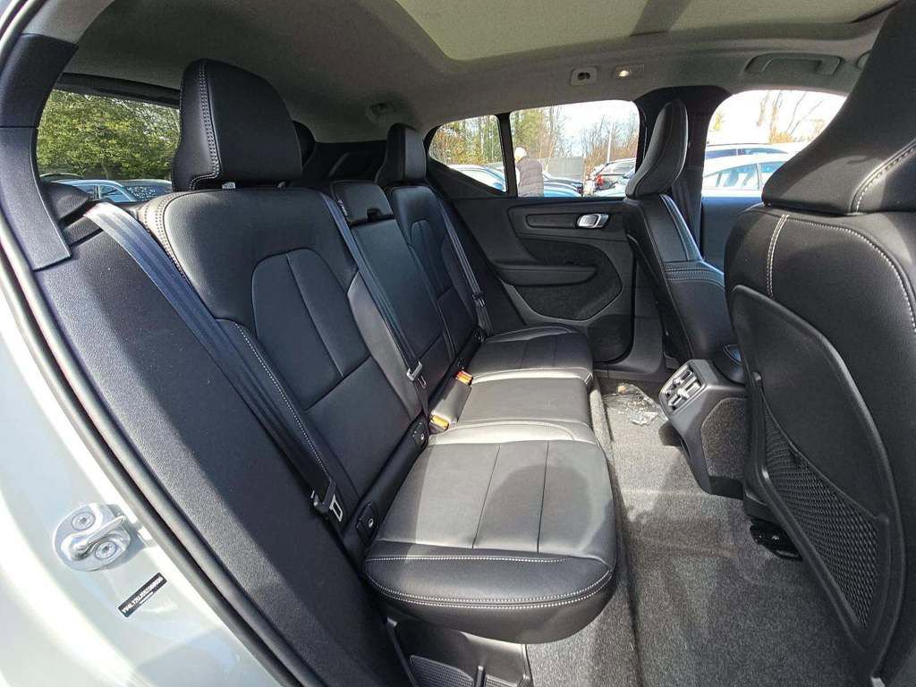 Used 2025 Volvo XC40 B5 Core image 10