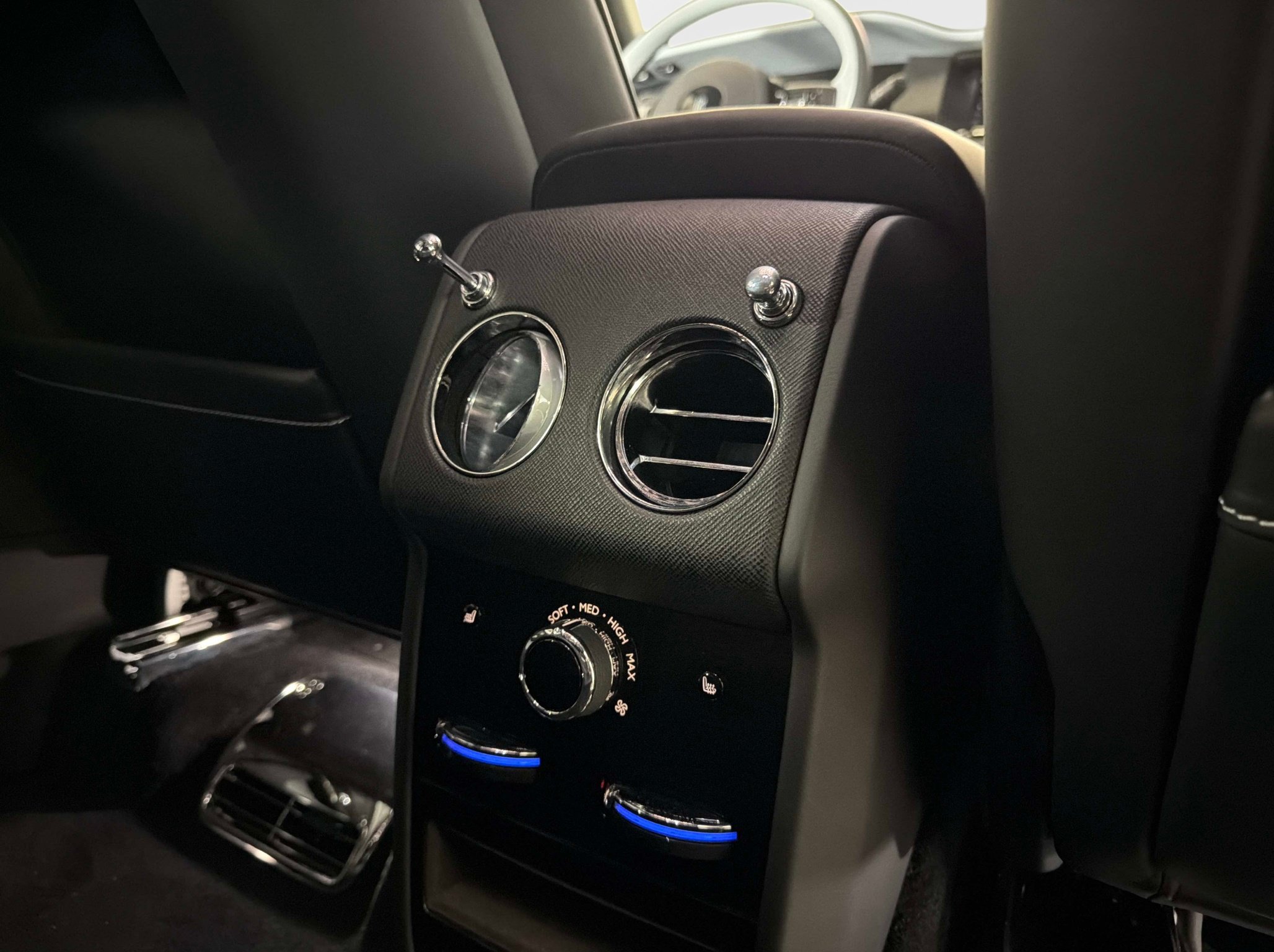 Used 2024 Rolls-Royce Cullinan Black Badge AWD/4WD image 31
