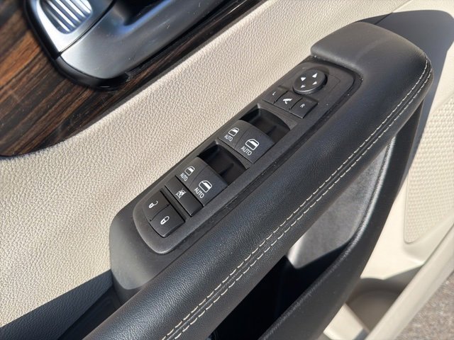 Used 2023 Chrysler Pacifica Limited image 23