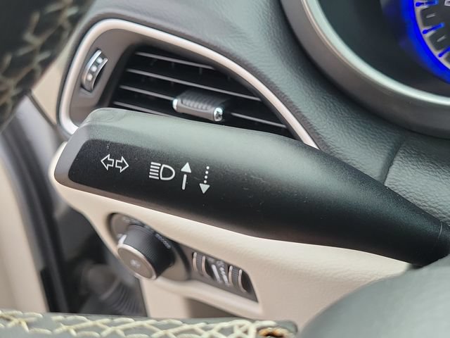Used 2023 Chrysler Pacifica Touring-L FWD image 11