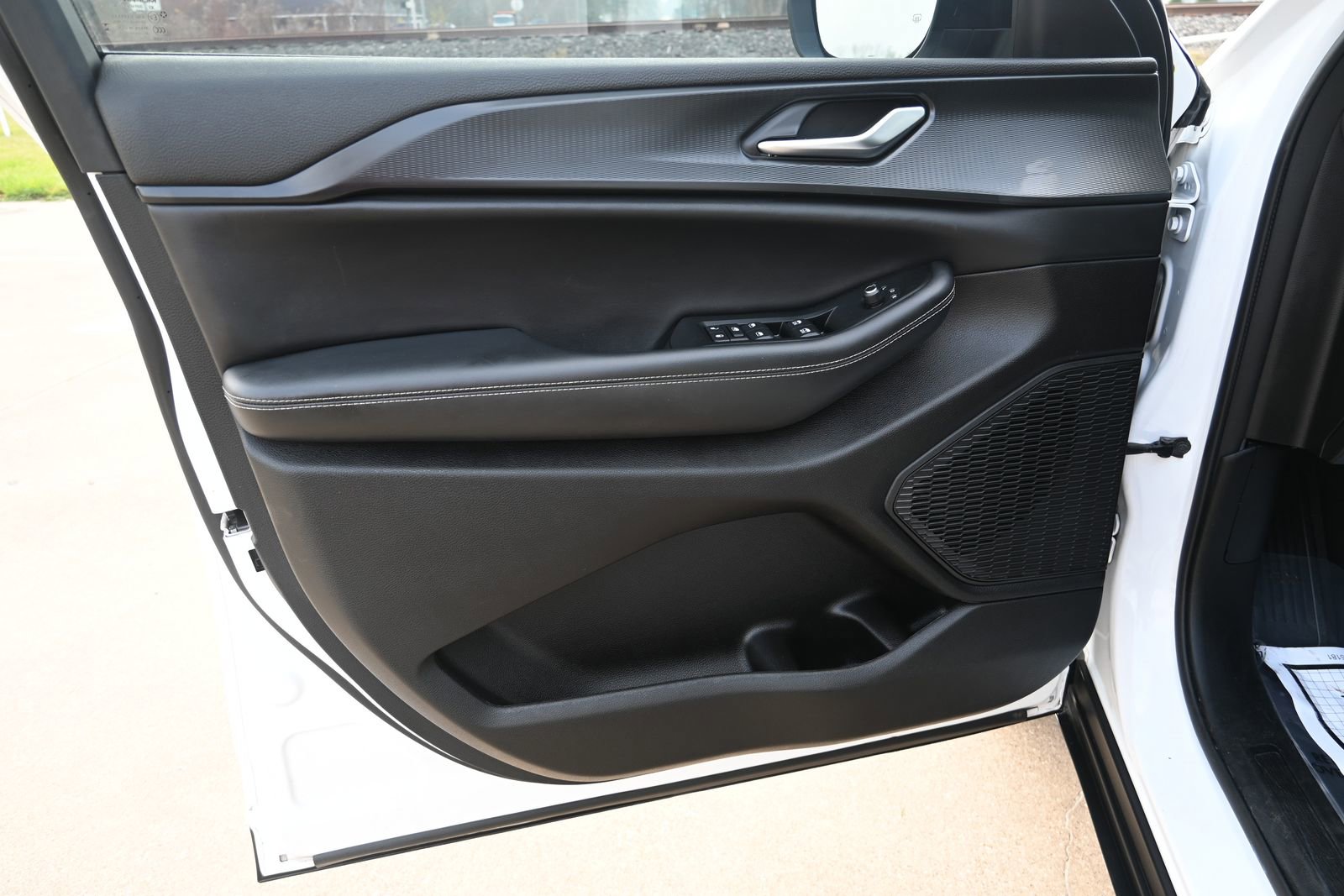 Used 2023 Jeep Grand Cherokee Laredo w/ Luxury Tech Group I image 8