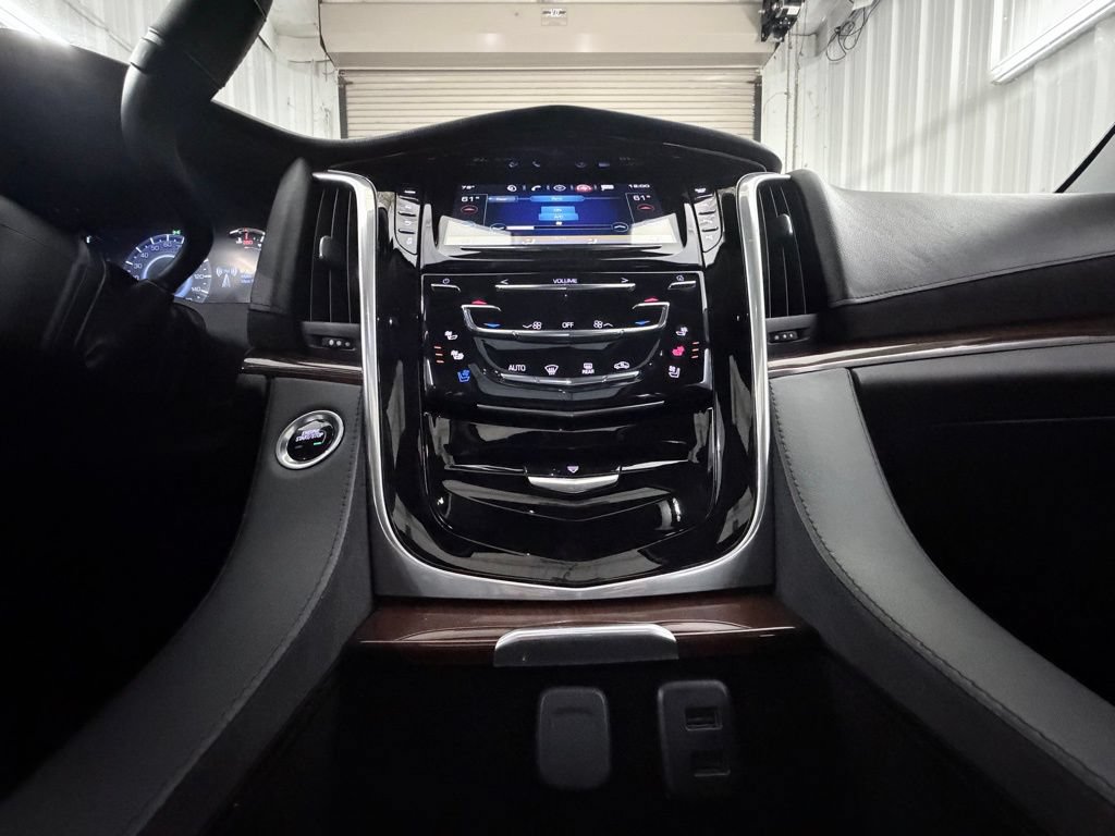 Used 2020 Cadillac Escalade Luxury w/ LPO, Radiant Package AWD/4WD image 28