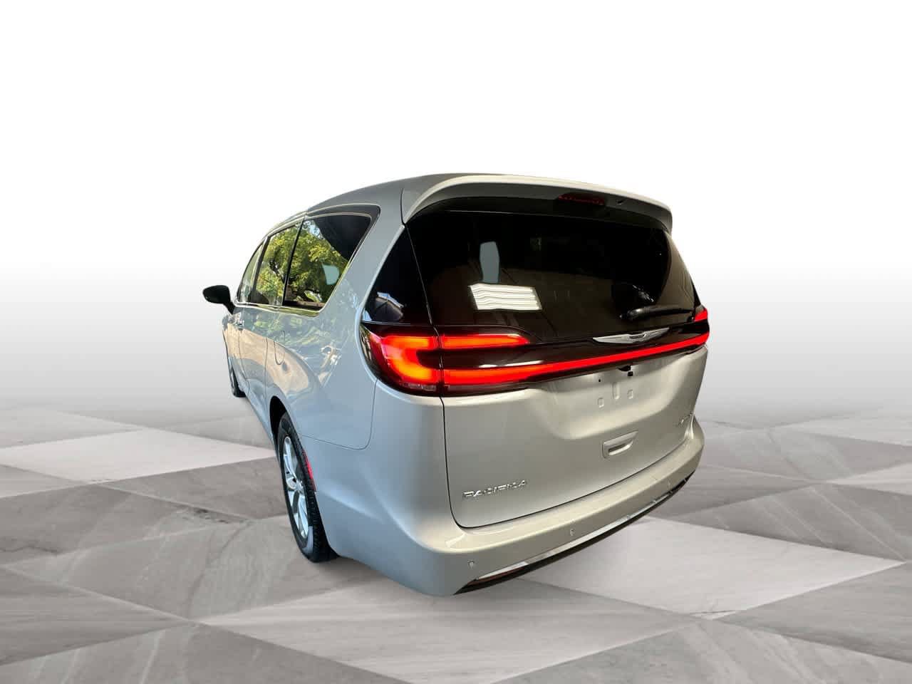 Used 2026 Chrysler Pacifica Limited FWD image 6