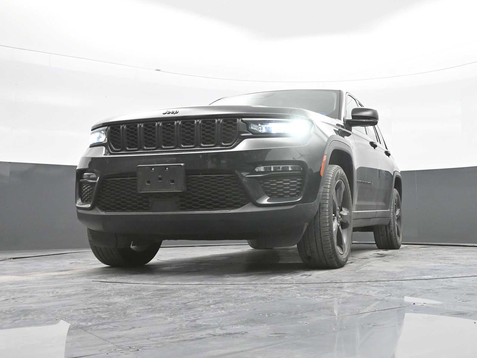 Used 2023 Jeep Grand Cherokee Limited w/ Black Appearance Package image 36