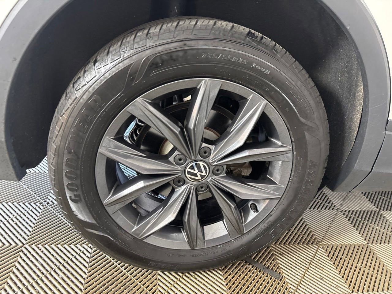 Used 2023 Volkswagen Tiguan SE w/ Panoramic Sunroof Package AWD/4WD image 29