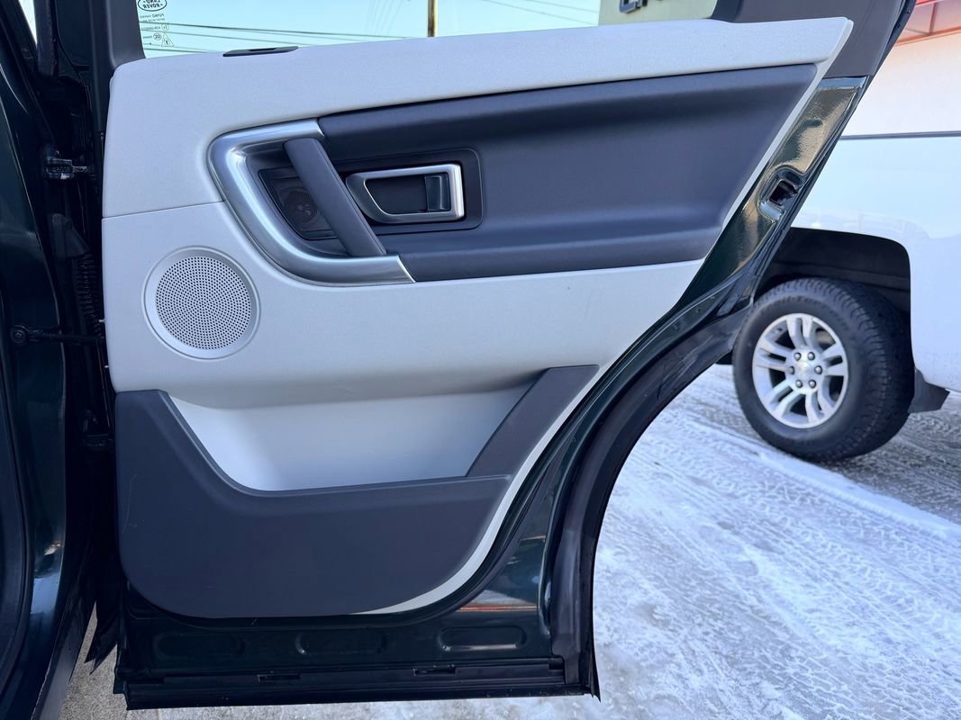 Used 2017 Land Rover Discovery Sport SE image 24