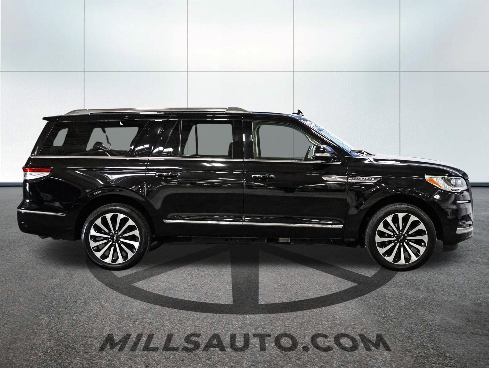 Used 2022 Lincoln Navigator L Reserve AWD/4WD image 9