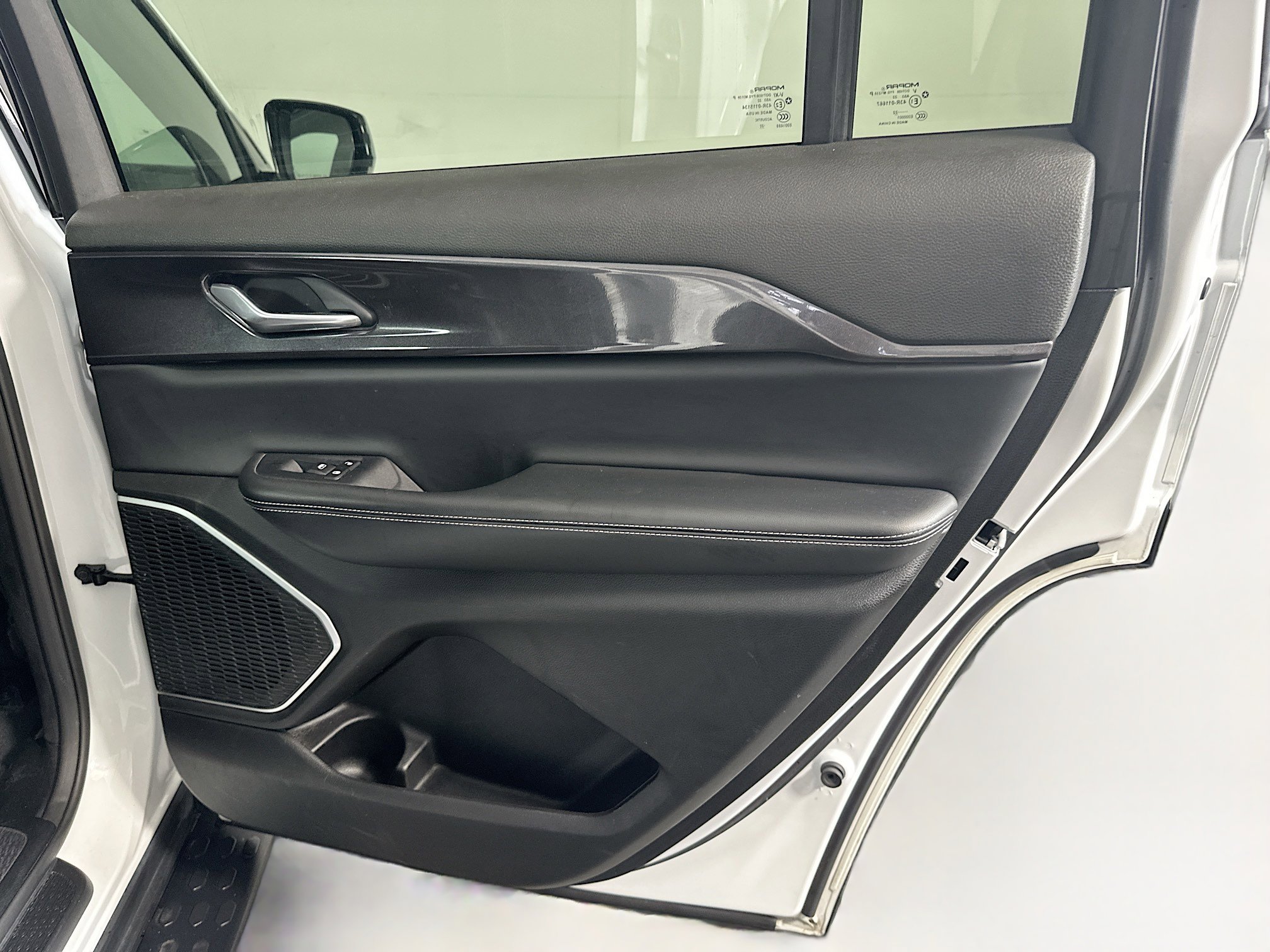 Used 2022 Jeep Grand Cherokee L Laredo image 34