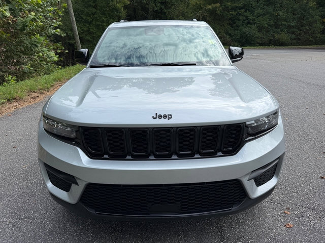 Used 2025 Jeep Grand Cherokee Altitude AWD/4WD image 3