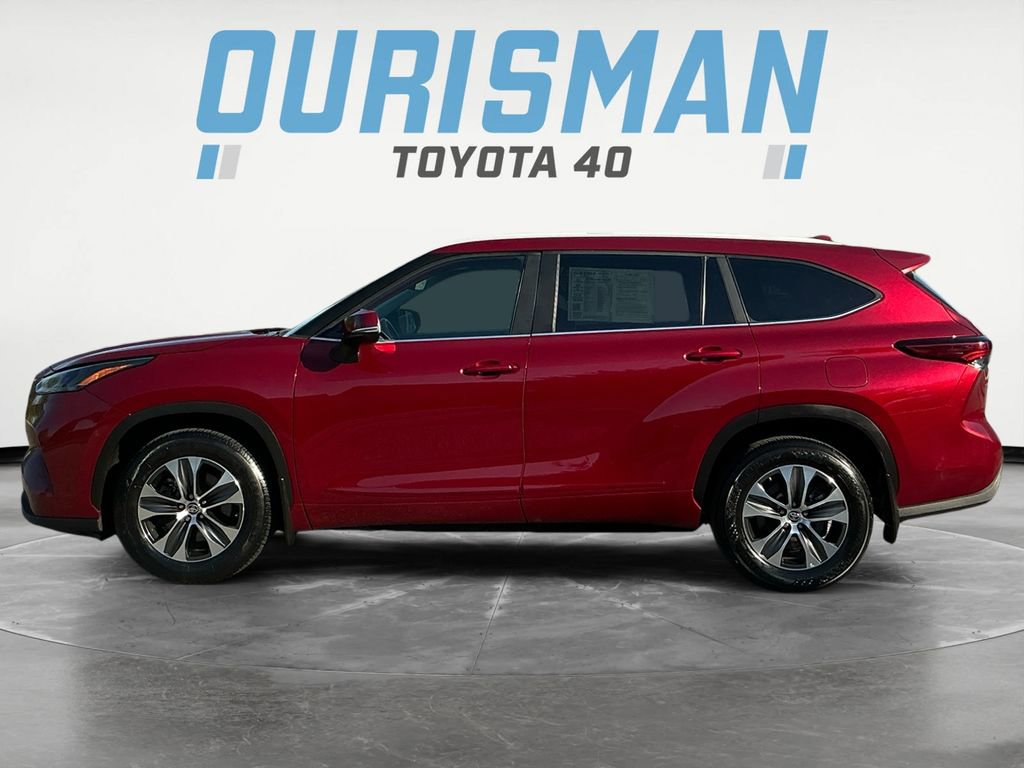 Used 2023 Toyota Highlander XLE FWD image 4
