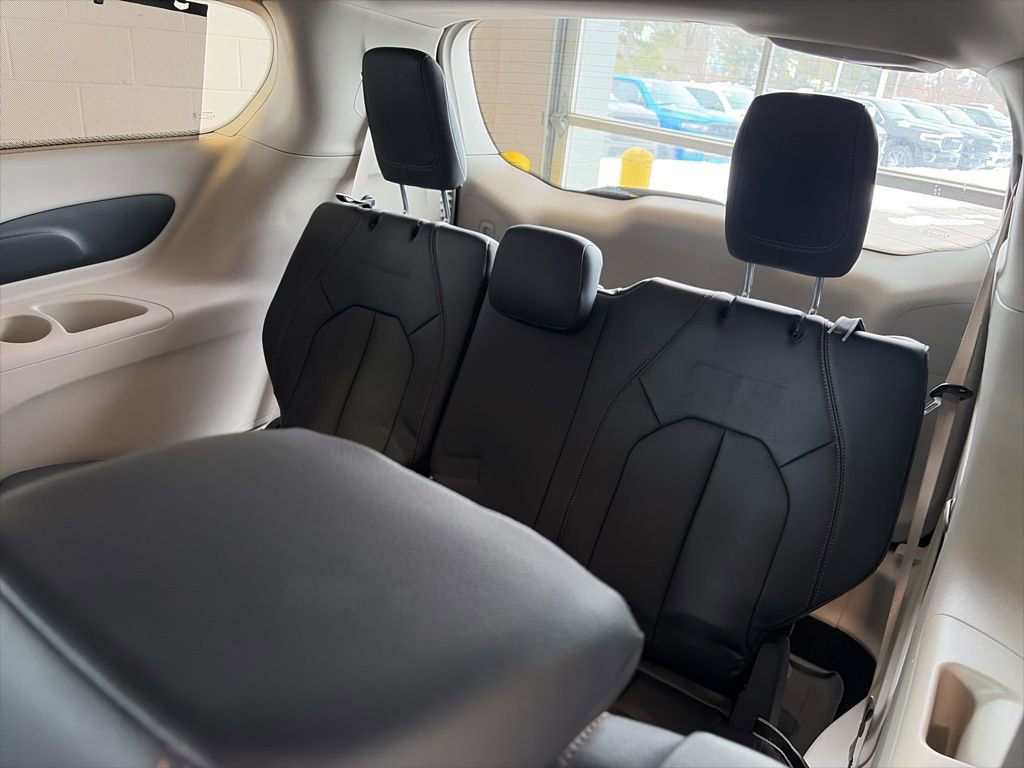 Used 2017 Chrysler Pacifica Touring-L image 13