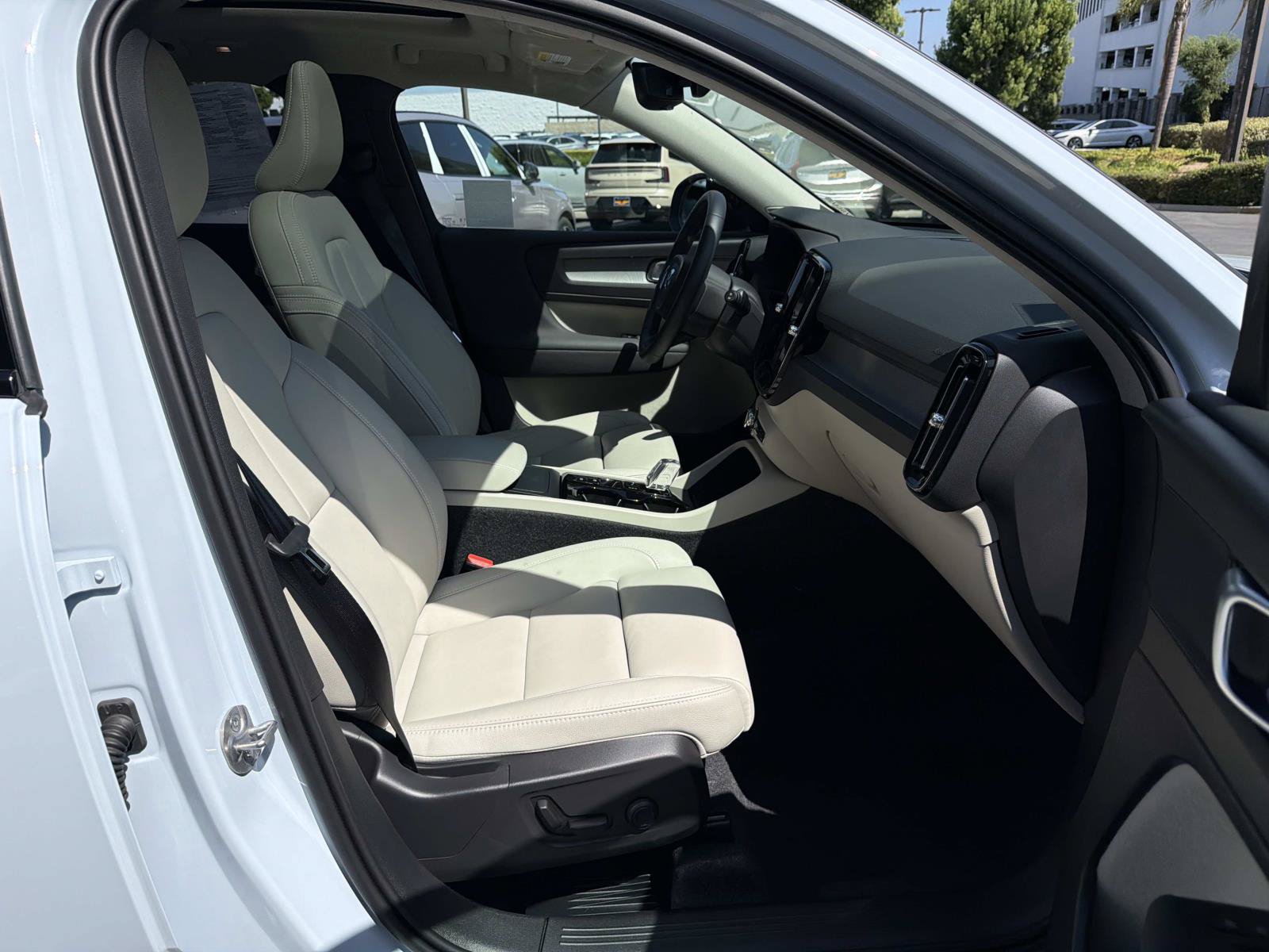 New 2026 Volvo XC40 B5 Plus w/ Protection Package Premier AWD/4WD image 25