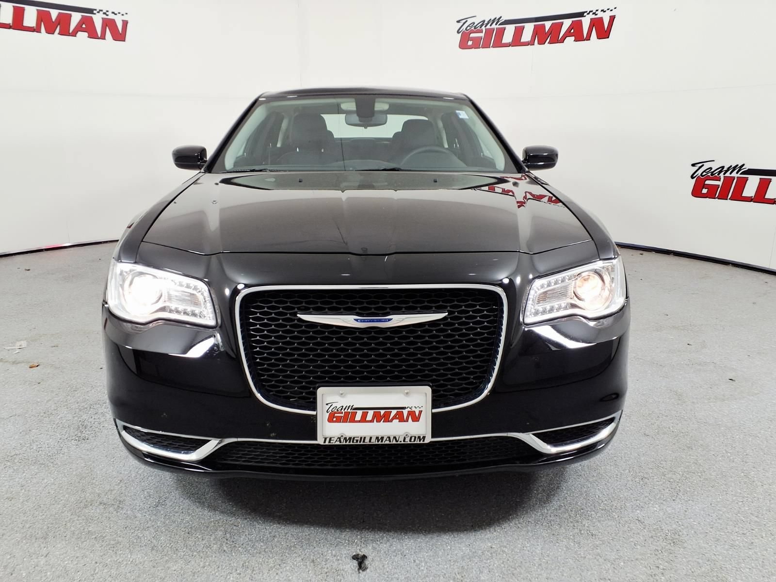 Used 2023 Chrysler 300 Touring RWD image 2