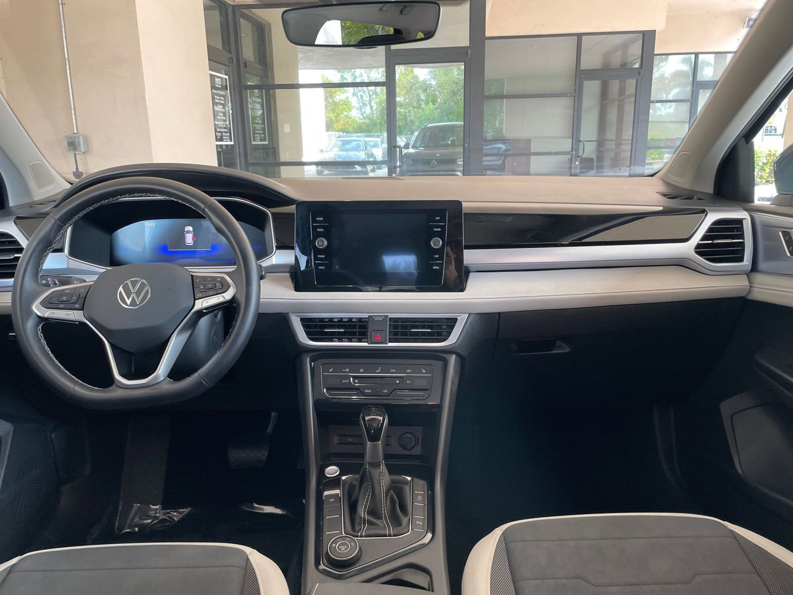 Used 2025 Volkswagen Taos SE image 27