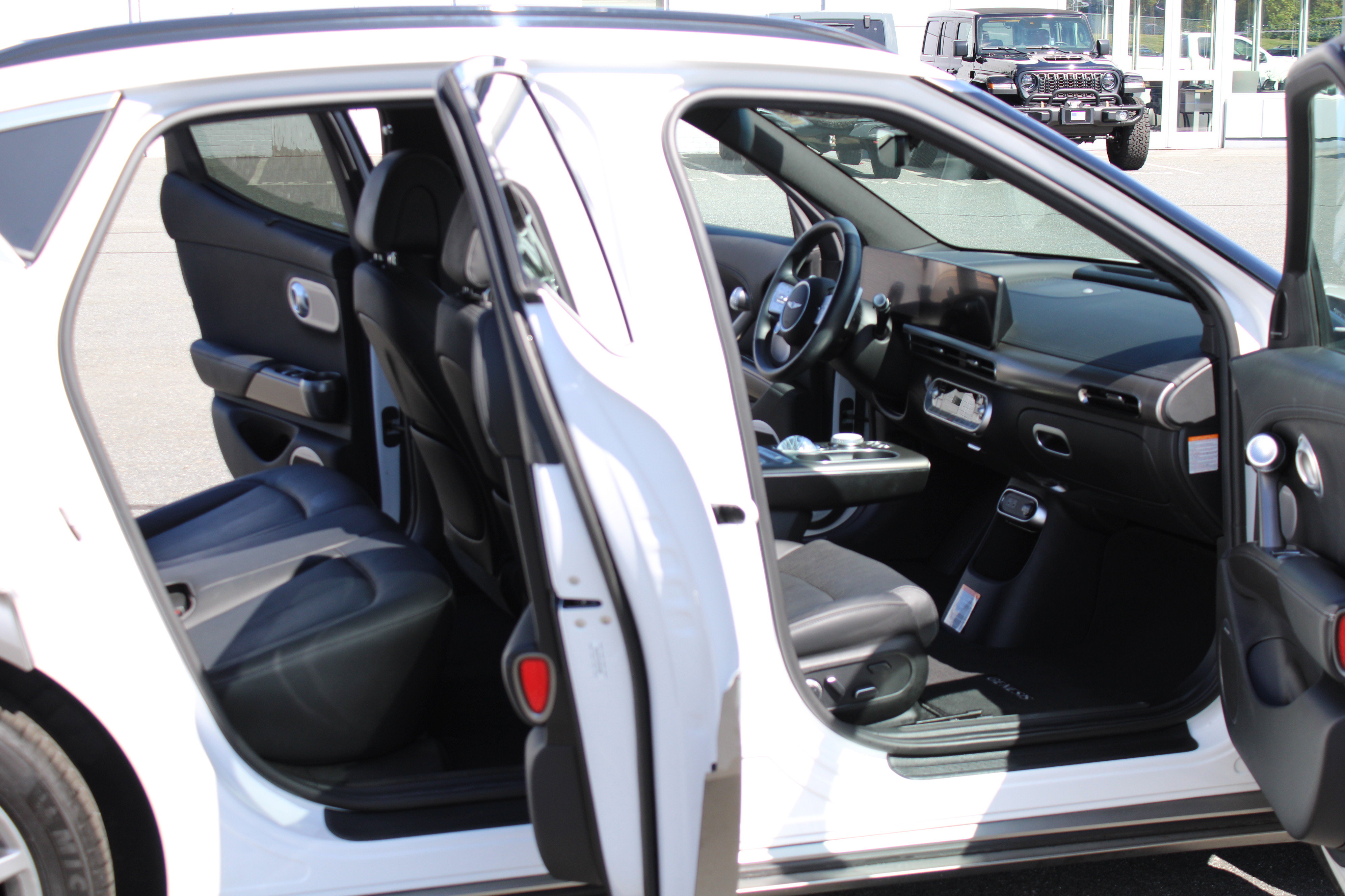Used 2023 Genesis GV60 Advanced AWD/4WD image 15