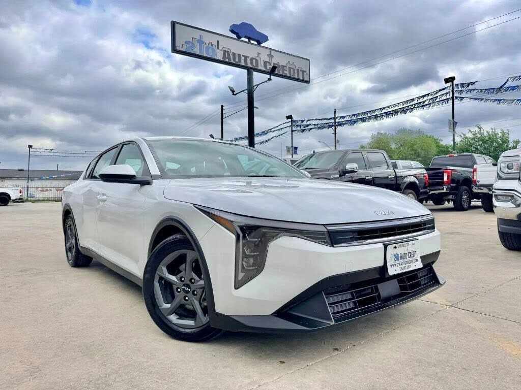 Used 2025 Kia K4 FWD image 1