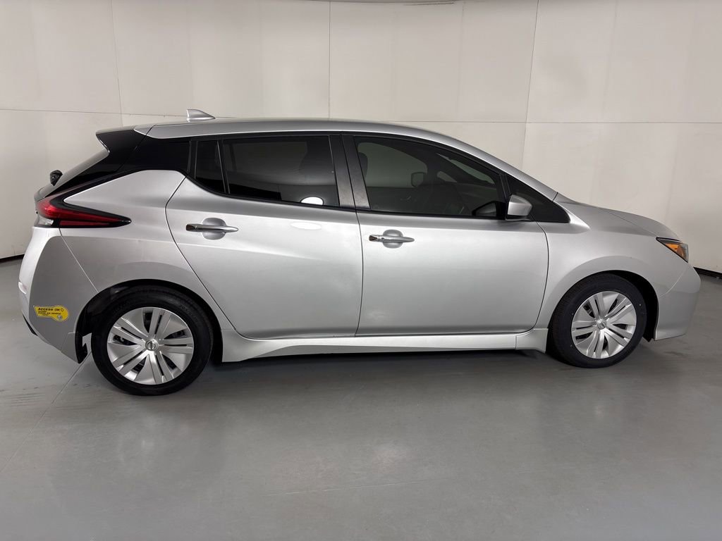 Used 2022 Nissan Leaf S image 9