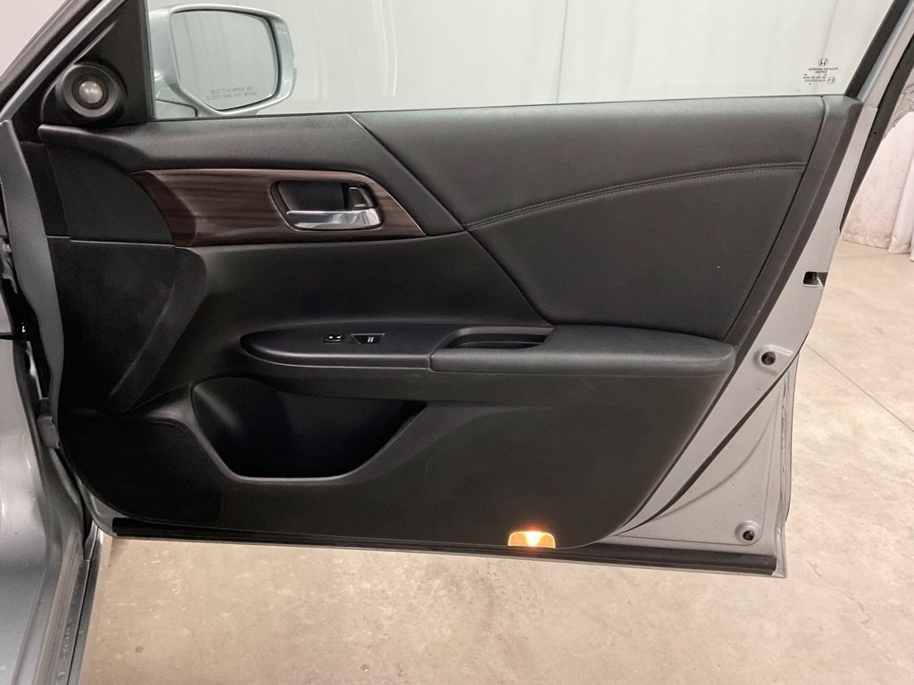 Used 2017 Honda Accord Touring image 35
