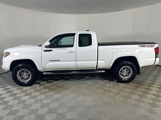 Used 2016 Toyota Tacoma TRD Sport image 3