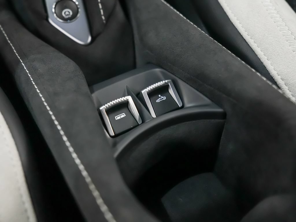 Used 2026 McLaren 750S Spider RWD image 32