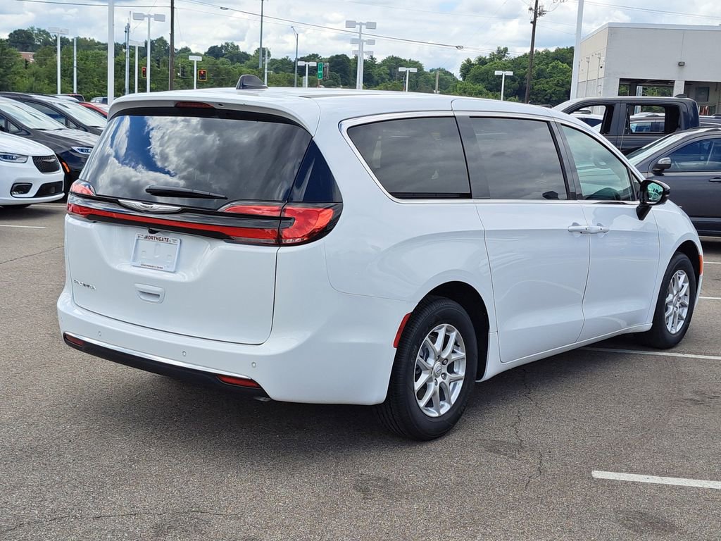 New 2026 Chrysler Pacifica Select FWD image 4